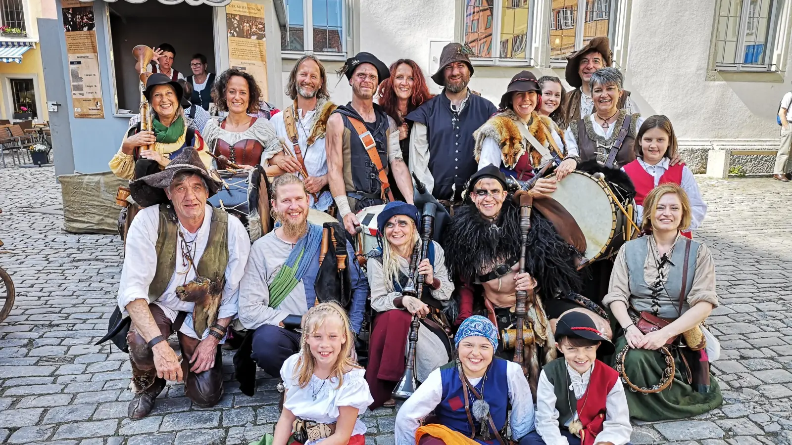 Die Festspiel-Gruppe Mummenschanz wird ab 19.15 Uhr auf der Bühne am Grünen Markt auftreten. (Archivfoto: Jürgen Binder)