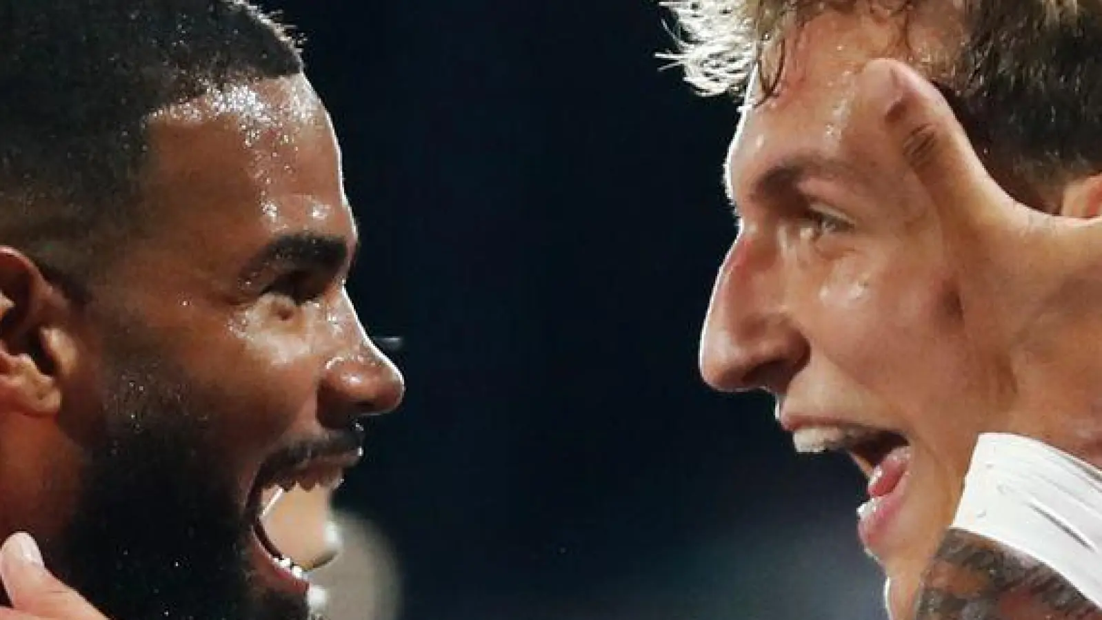 Nelson Weiper (r) jubelt über sein 2:0. (Foto: Branislav Racko/dpa)