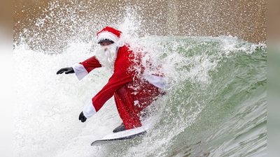 Surflehrer und Rettungsschwimmer Finn Clark aus Gorebridge verkleidet sich als Weihnachtsmann für eine Surfsession im Lost Shore Surf Resort in Newbridge, in der Nähe von Edinburgh. (Foto: Jane Barlow/PA Wire/dpa)