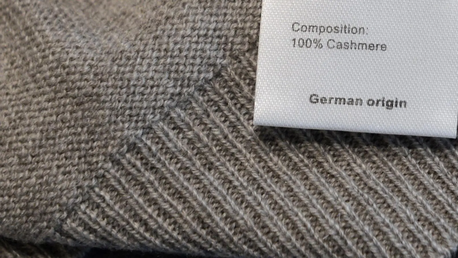 Gut verstaut: Edle Stücke wie Kaschmirpullover brauchen Luft, Schutz und Platz. (Foto: Jens Kalaene/dpa-Zentralbild/dpa-tmn)