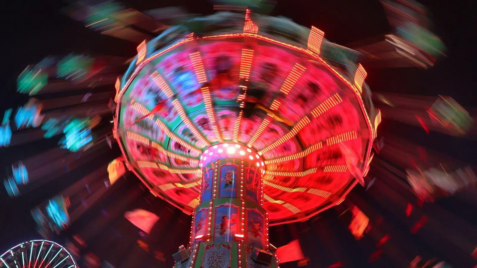Den Ermittlungen zufolge klemmte sich der Dreijährige den Fuß ein, weil er vor Ende der Fahrt von seinem Gefährt aufgestanden war. (Symbolbild) (Foto: Karl-Josef Hildenbrand/dpa)