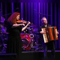 Zwei kreative Geister auf der Bühne in der Kammerspielen: die Geigerin Martina Eisenreich und der Akkordeon-Spieler Andreas Hinterseher. (Foto: Martina Kramer)
