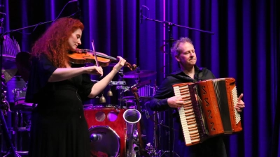 Zwei kreative Geister auf der Bühne in der Kammerspielen: die Geigerin Martina Eisenreich und der Akkordeon-Spieler Andreas Hinterseher. (Foto: Martina Kramer)