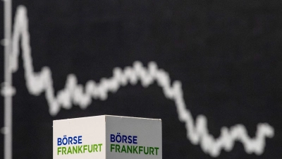 Eine DAX-Kurve im Handelssaal der Deutschen Börse in Frankfurt. Die Deutsche Börse verspricht ihren Aktionären weiteres Wachstum. (Foto: Boris Roessler/dpa)