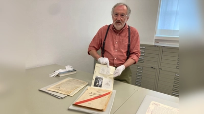 Der US-Historiker Mark Walker präsentiert im Deutschen Museum anhand von Dokumenten neue Erkenntnisse zu Hitlers Atomprogramm - und seinem Scheitern.  (Foto: Sabine Dobel/dpa)