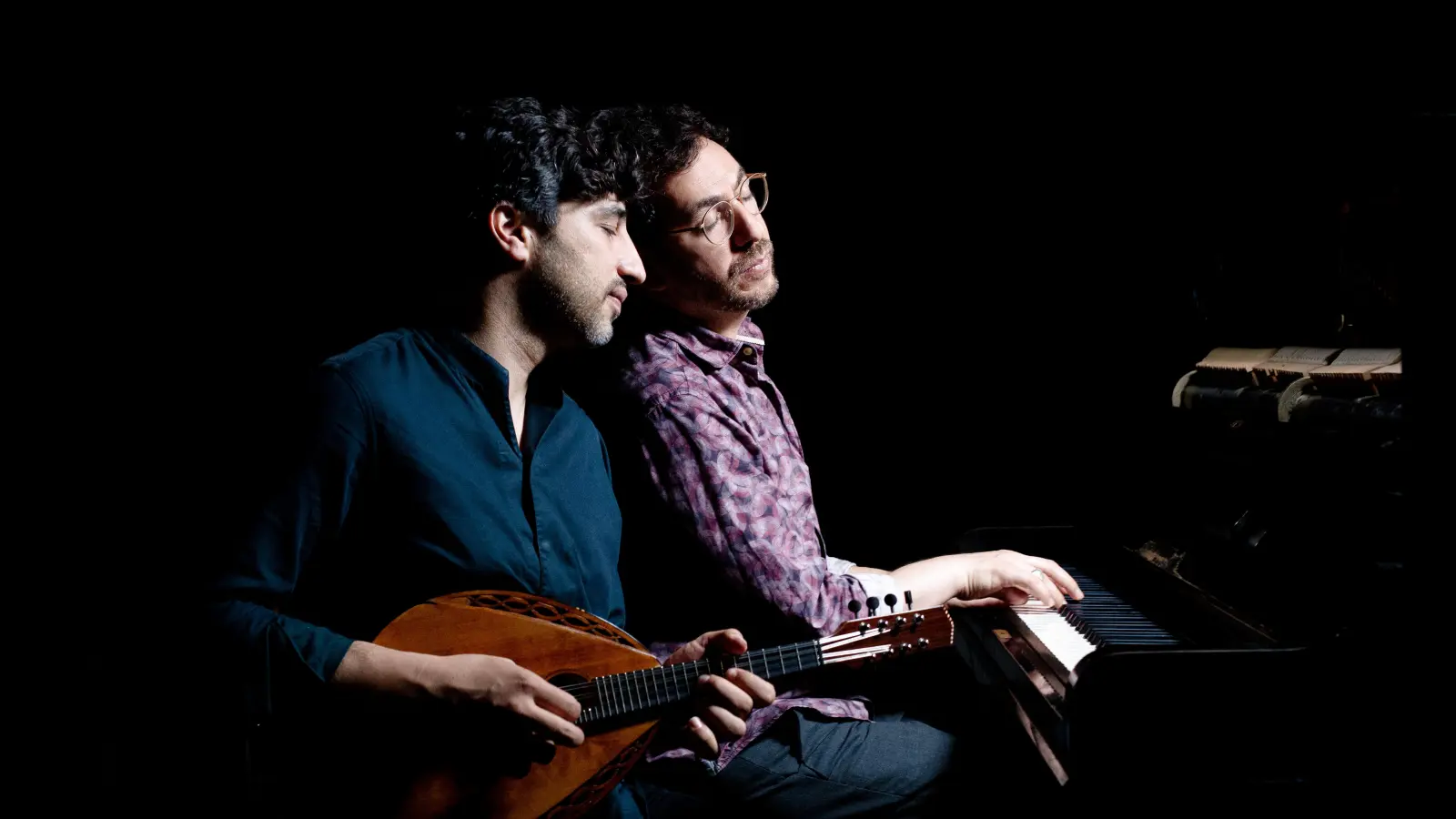 Avi Avital (links) und Omer Klein sind mit ihrem Programm „Between Worlds“ am Sonntag, 22. Juni, ab 19 Uhr in der Reichsstadthalle zu Gast. (Foto: Kimani Schumann)