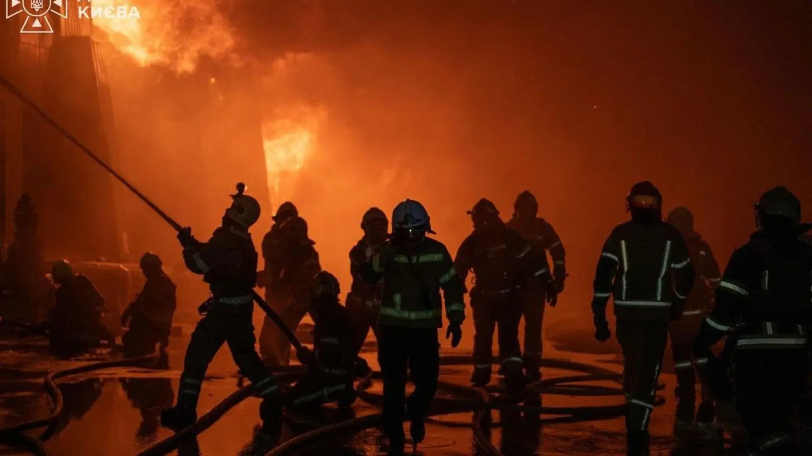 Auch das Kiewer Umland wird regelmäßig mit russischen Drohnen- und Raketenangriffen überzogen. (Archivbild) (Foto: -/Ukrainian Emergency Service via AP/dpa)