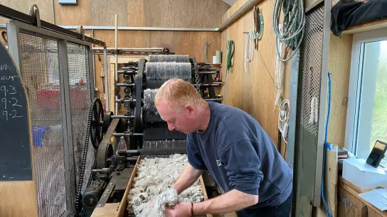Ein Mann arbeitet in der Fabrik Uist Wool in Grimsay. (Foto: Benedikt von Imhoff/dpa)