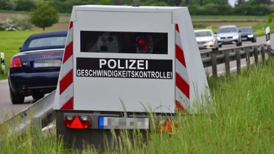 Einen Blitzer-Anhänger haben Unbekannte im Herrieder Ortsteil Neunstetten beschädigt. (Symbolbild: Kurt Güner)