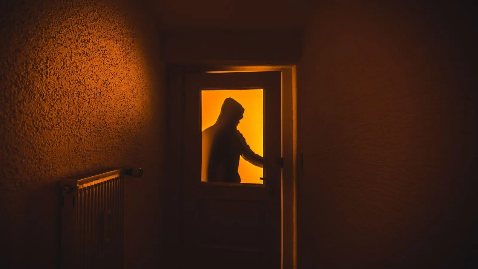 Schon ein gekipptes Fenster kann dazu führen, dass Einbrecher in wenigen Minuten alle Wertsachen stehlen - die Polizei kontrolliert derzeit verstärkt in Bayerns Wohngebieten. Schützen kann sich aber auch jeder in Eigenregie. (Symbolbild) (Foto: Nicolas Armer/dpa/dpa-tmn)