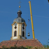 Die Marienglocke schwebte am Kranhaken gen Boden. (Foto: Andreas Reum)