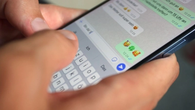 Neu in der Whatsapp-Gruppe? Der Admin kann bald über ein Feature neuen Mitgliedern die letzten 25 bis 100 Nachrichten aus der Gruppe zustellen. (Foto: Karl-Josef Hildenbrand/dpa/dpa-tmn)