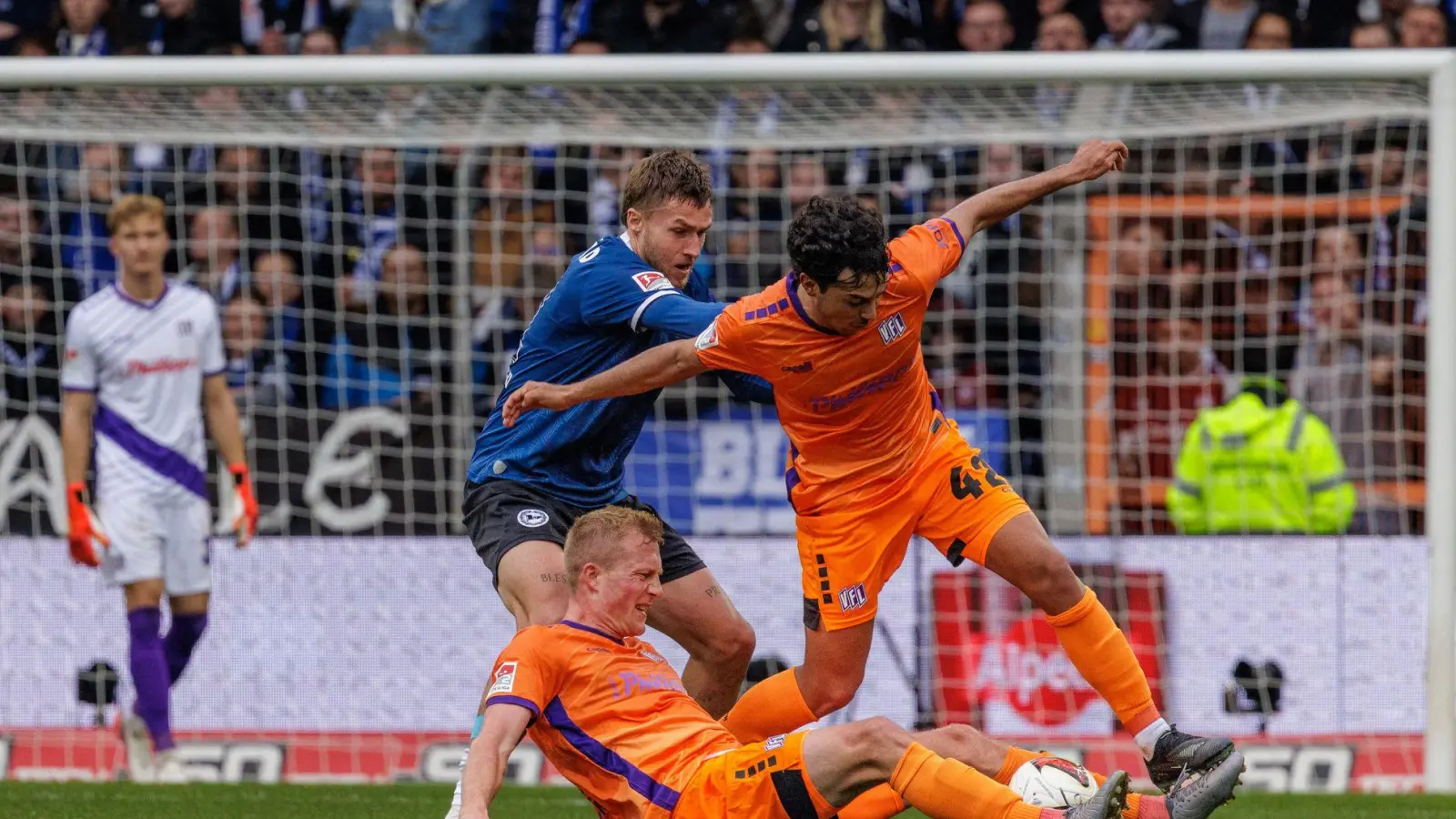 Das Duell Bielefeld gegen Osnabrück war umkämpft.  (Foto: David Ebener/dpa)