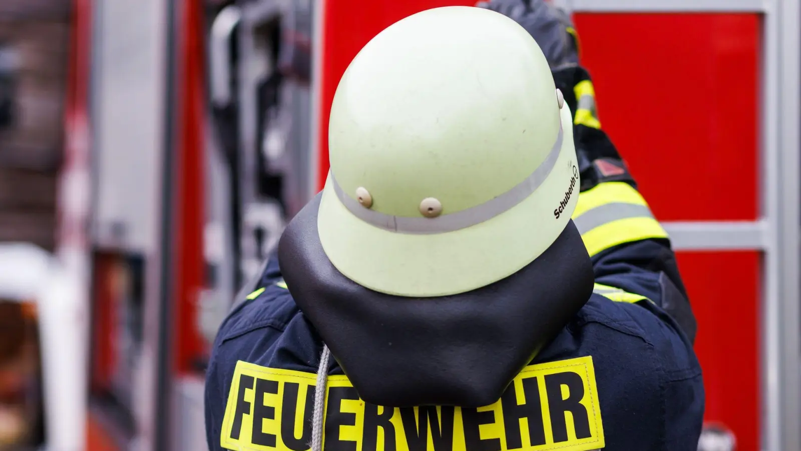 In einem Gemeindeteil von Flachslanden ist Heizöl am Montag in einen Kanal und von dort in den Bach gelaufen. Die Freiwillige Feuerwehr musste anrücken. (Symbolbild: Philipp von Ditfurth/dpa)