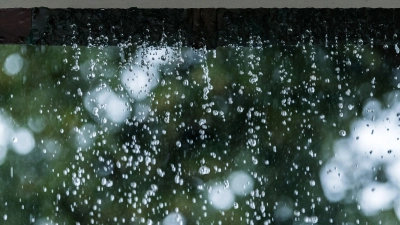 Statt zum Abfluss schießt das Regenwasser während eines Unwetters an einer verstopften Regenrinne hinunter und sucht sich seinen Weg. (Foto: Silas Stein/dpa/dpa-tmn)