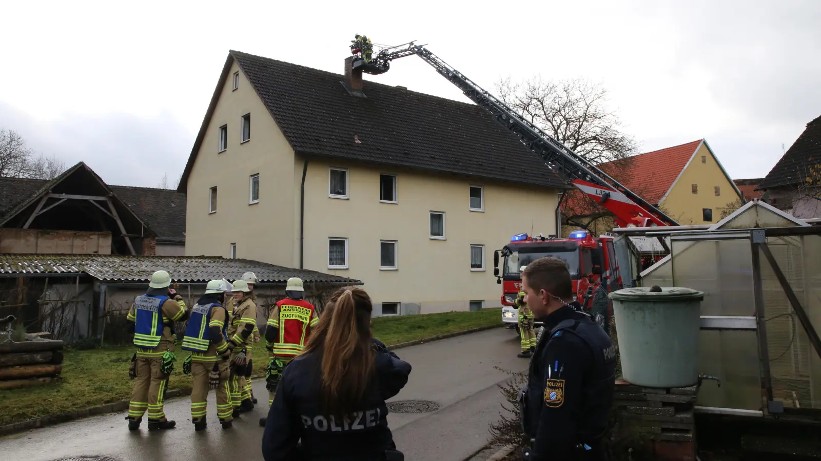 Mehr als zwei Dutzend Feuerwehrkräfte brachten den Kaminbrand in Egloffswinden rasch unter Kontrolle. (Foto: Alexander Biernoth)