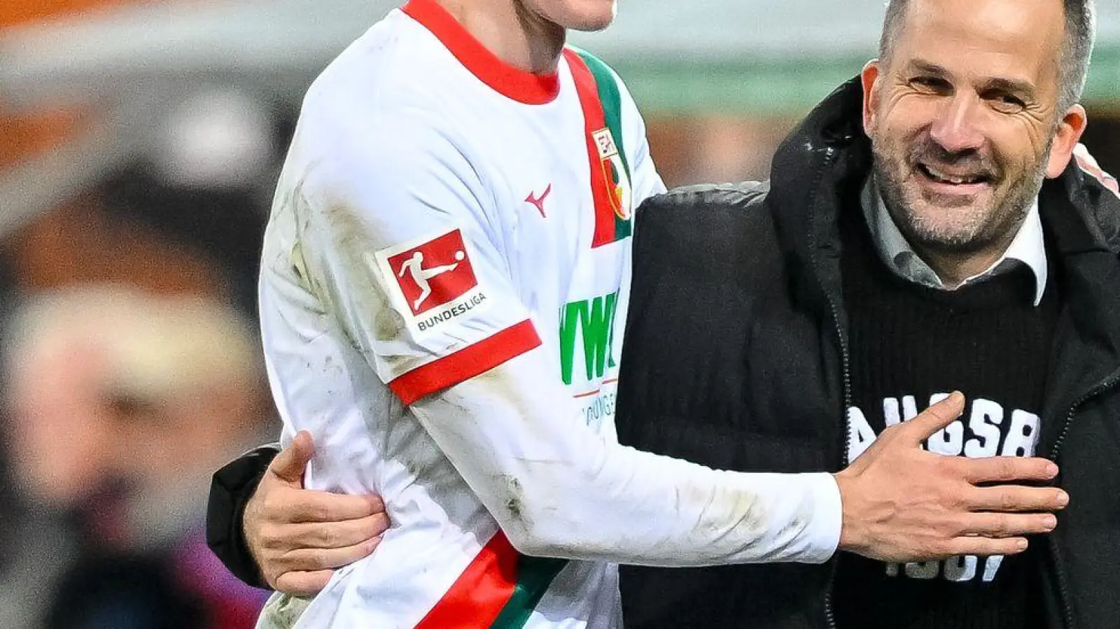 Die Laune beim FC Augsburg ist wieder blendend. (Foto: Harry Langer/dpa)