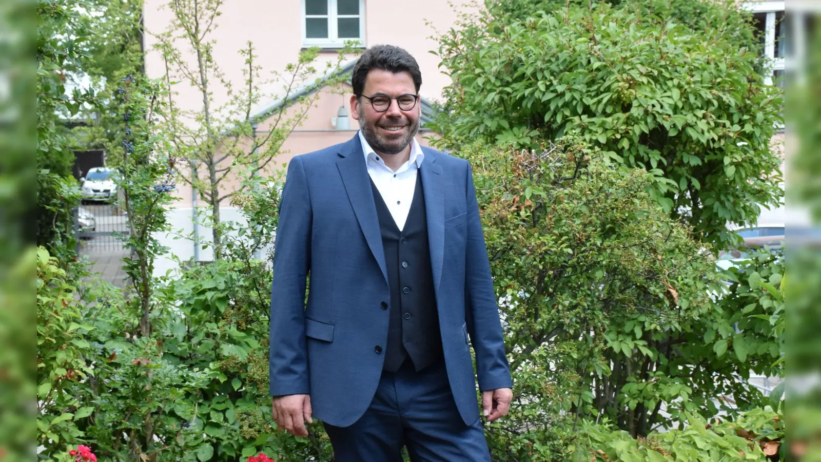 Im Garten des Büros der Regionalbischöfin in Ansbach verbringt ihr neuer persönlicher Referent Gerhard Gronauer schon mal seine Mittagspause. Mit seiner Familie wohnt er weiter In Dinkelsbühl. (Foto: Philipp Zimmermann)