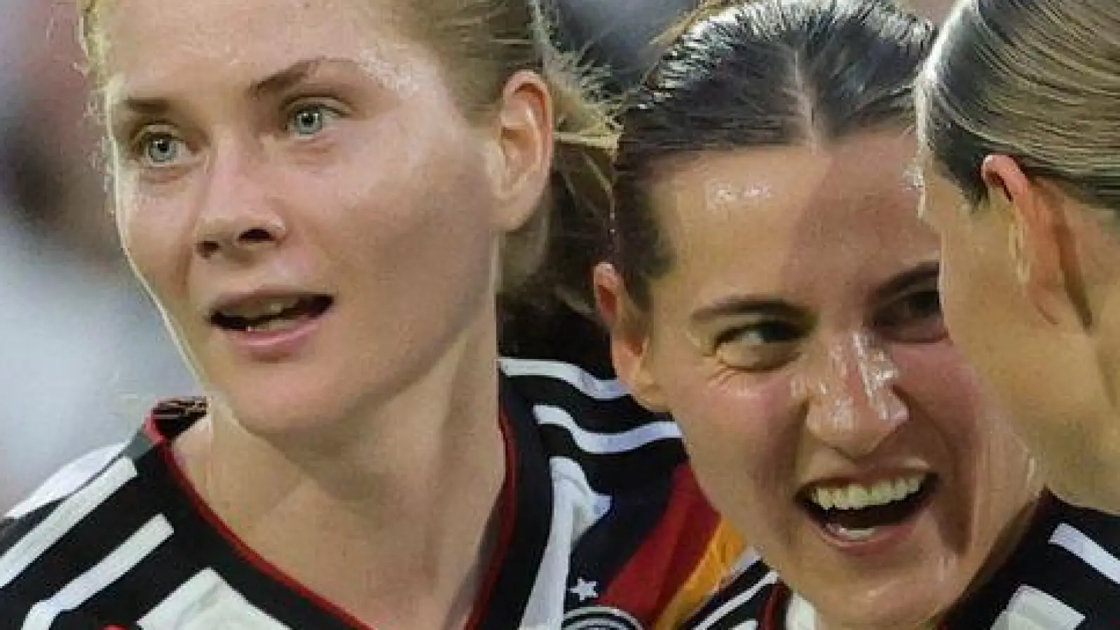 Drei Tickets nach Brasilien, bitte: Sjoeke Nüsken (l), Carlotta Wamser (M) und Klara Bühl. (Foto: Rolf Vennenbernd/dpa)