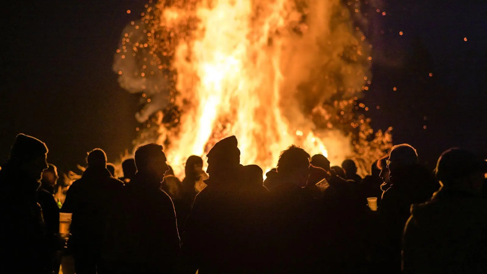 Genügend Abstand halten: Mindestens 50 Meter Abstand zu Gebäuden und Bäumen sowie 100 Meter zu Straßen sorgen für mehr Sicherheit. (Foto: Frank Hammerschmidt/dpa/dpa-tmn)