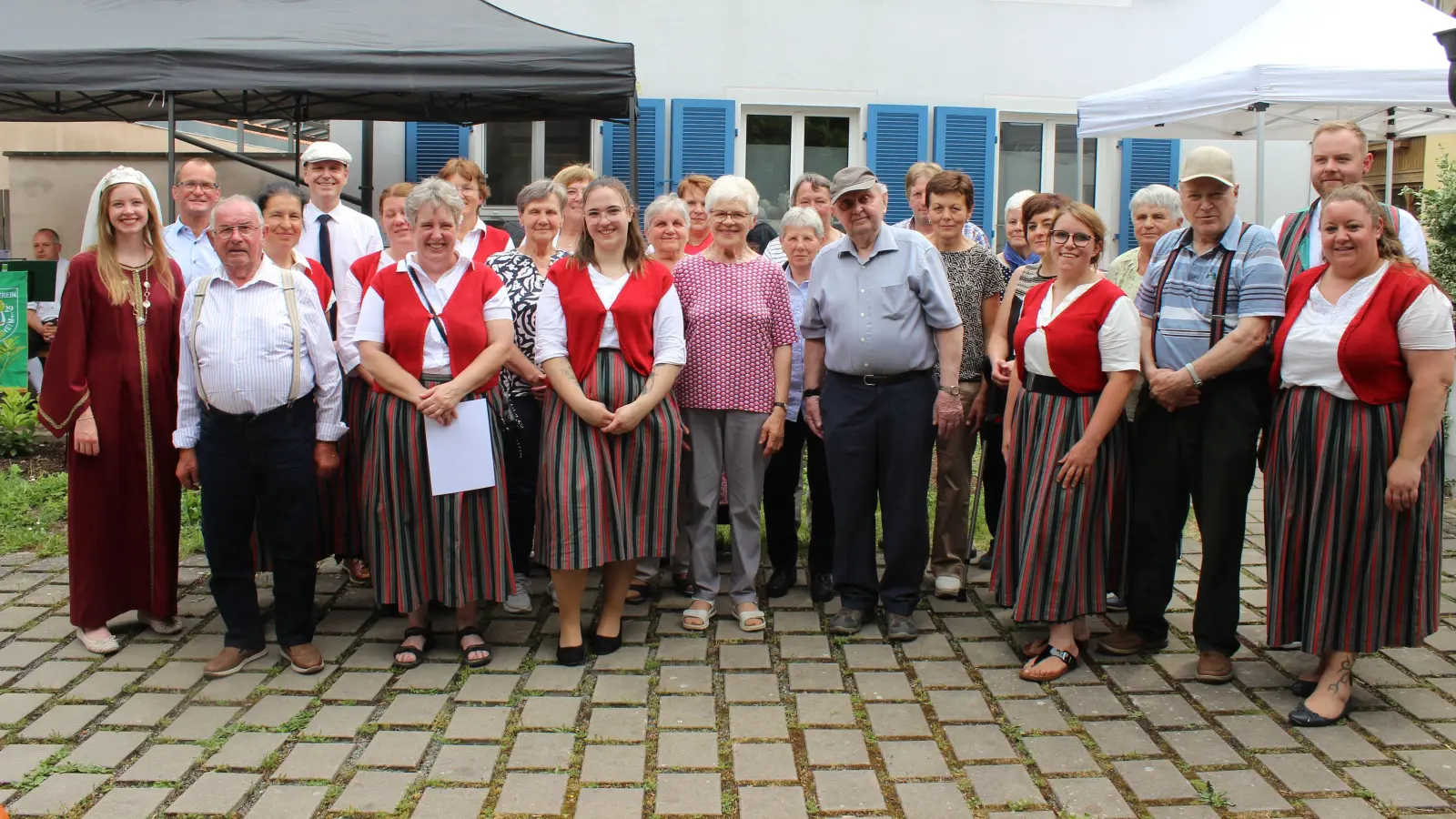 Die Geehrten gemeinsam mit Osing-Kaiserin Kunigunde Magdalene Schmidt (links), Bürgermeister Toni Schiefer Zweiter von links), Landrat Christian von Dobschütz (Fünfter von links) und Vorsitzender Christine Rabenstein (Fünfte von rechts) (Foto: Hans-Jochen Teufel)