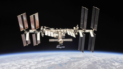 Die Internationale Raumstation auf ihrer Umlaufbahn um die Erde. (Foto: NASA/dpa)