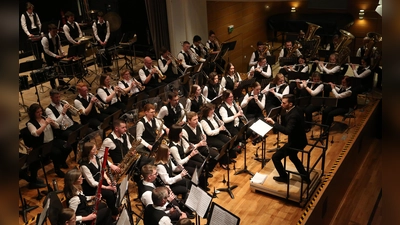 Das Stadt- und Jugendblasorchester gab unter der Leitung von Mark Sirok ein fulminantes Jubiläumskonzert im voll besetzten Onoldiasaal. (Foto: Martina Kramer)
