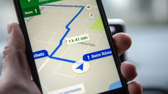 Google bietet über die Google Maps Plattform unter anderem die Möglichkeit, seine Karten etwa in Websites und Apps einzubinden. (Foto: Armin Weigel/dpa)