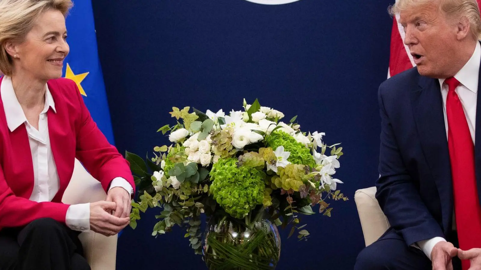 Haben zum Zollstreit telefoniert: EU-Kommissionspräsidentin von der Leyen und US-Präsident Donald Trump. (Archivbild) (Foto: Evan Vucci/AP/dpa)