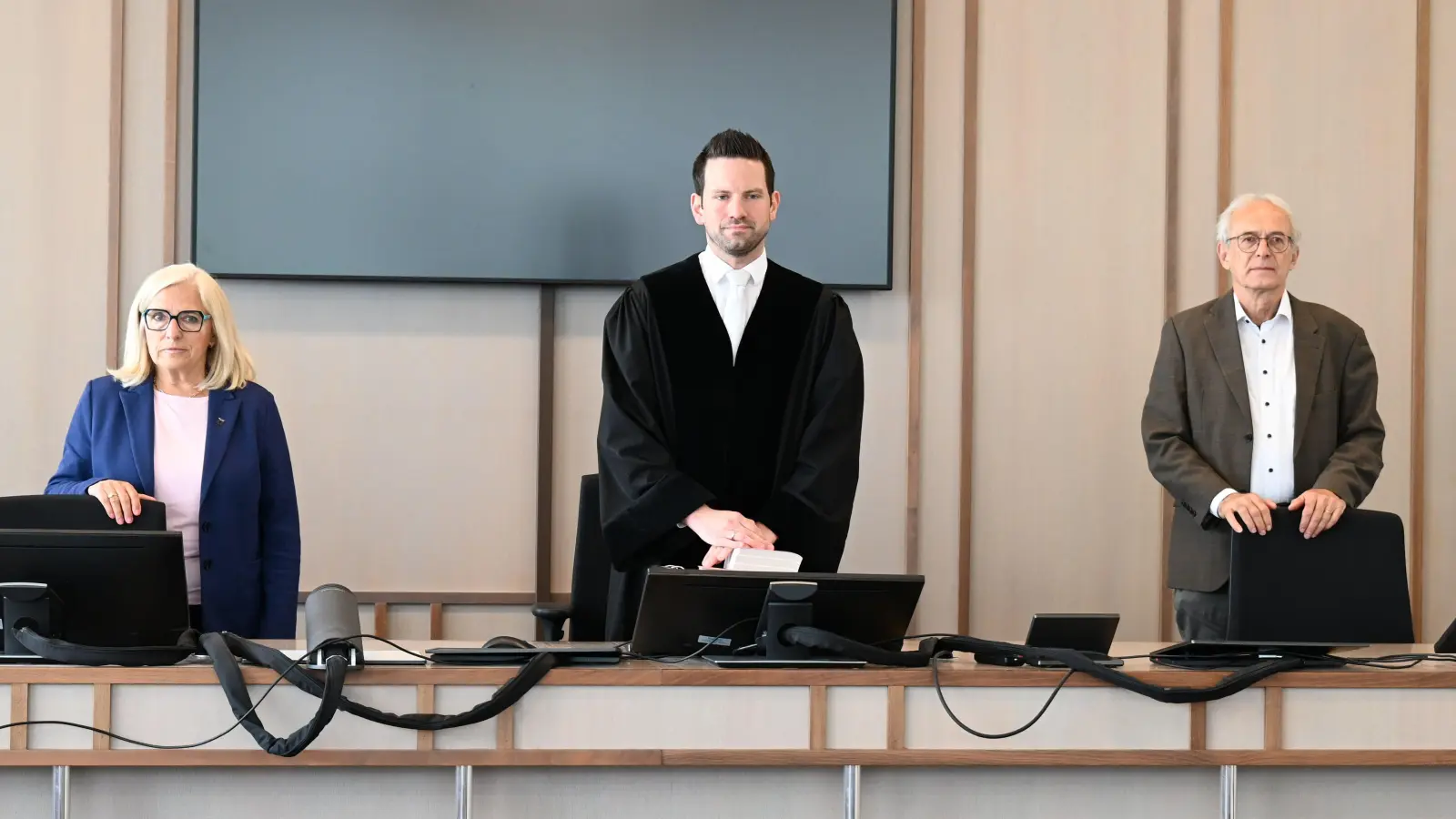 Richter Thorsten Kamberger mit zwei Schöffen im Prozess am Amtsgericht. Sie verurteilten den Angeklagten wegen mehrerer Gewalttaten zu fast drei Jahren Haft. (Foto: Luca Paul)
