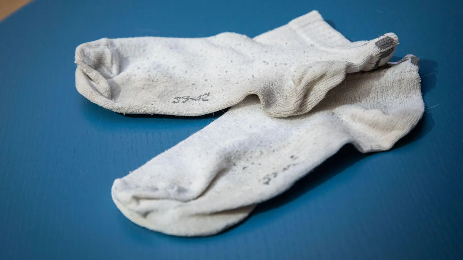 Gegen den Grauschleier: Werden Socken mit Hilfe von Hausmitteln wieder strahlend weiß? (Foto: Christin Klose/dpa-tmn)