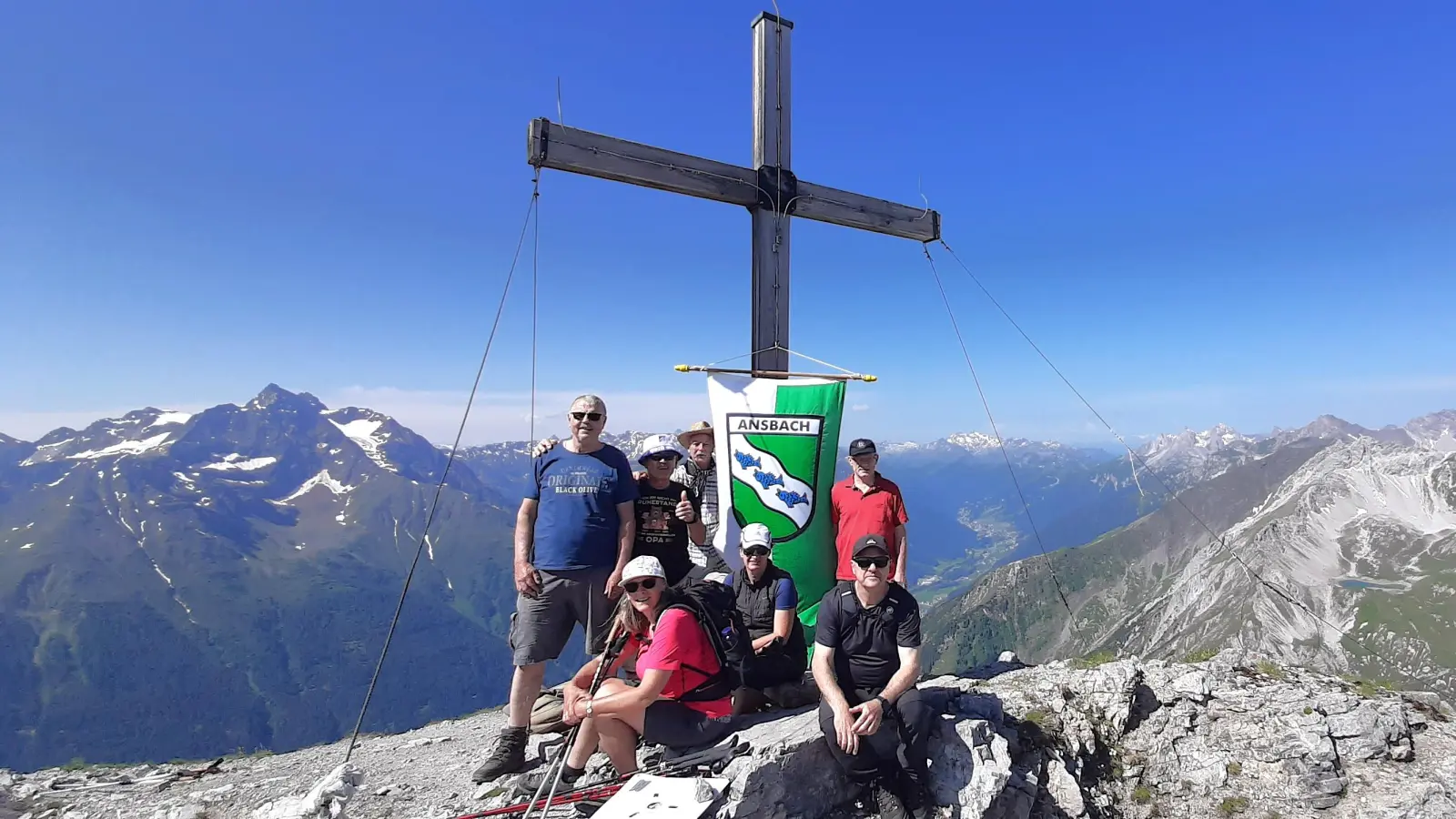 Eine Gruppe rund um Werner Etschel (zweiter von links) und Hans Probst (rechts daneben) hissten die Ansbacher Flagge auf der Samspitz und auf der Ansbacher Hütte. (Foto: privat)