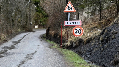 Rund 100 Menschen sollen ihren Speichel abgeben - fast so viel wie das Dorf Einwohner zählt.  (Foto: Christophe Simon/AFP/dpa)