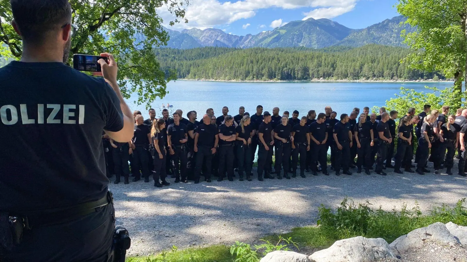 Bremer Polizisten versammeln sich in ihrer „Freizeit“ am Eibsee in Garmisch-Partenkirchen zu einem Gruppenphoto. Die Polizisten sind beim G7 Gipfel im Einsatz. Deutschland ist Gastgeber des G7-Gipfels (26. bis 28. Juni) wirtschaftsstarker Demokratien. (Foto: Britta Schultejans/dpa)