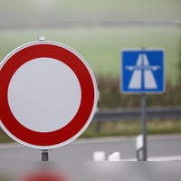 In Richtung Regensburg bleibt die A3 auf einem Abschnitt im Landkreis Deggendorf voraussichtlich bis zum Abend gesperrt. (Symbolbild) (Foto: Bernd Wüstneck/dpa-Zentralbild/dpa)