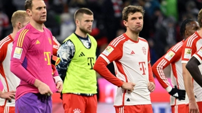 Kapitän Manuel Neuer (l) fordert nach der Niederlage gegen Bremen eine Reaktion der Bayern. (Foto: Lukas Barth/dpa)