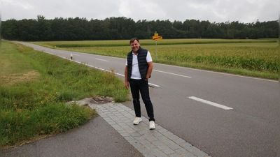 Bald Baubeginn trotz fehlender Vereinbarung: Burgoberbachs Bürgermeister Gerhard Rammler an der Straße, neben der ein Radweg zum Herrieder Stadtteil Rauenzell gebaut werden soll.  (Foto: Alexander Biernoth)