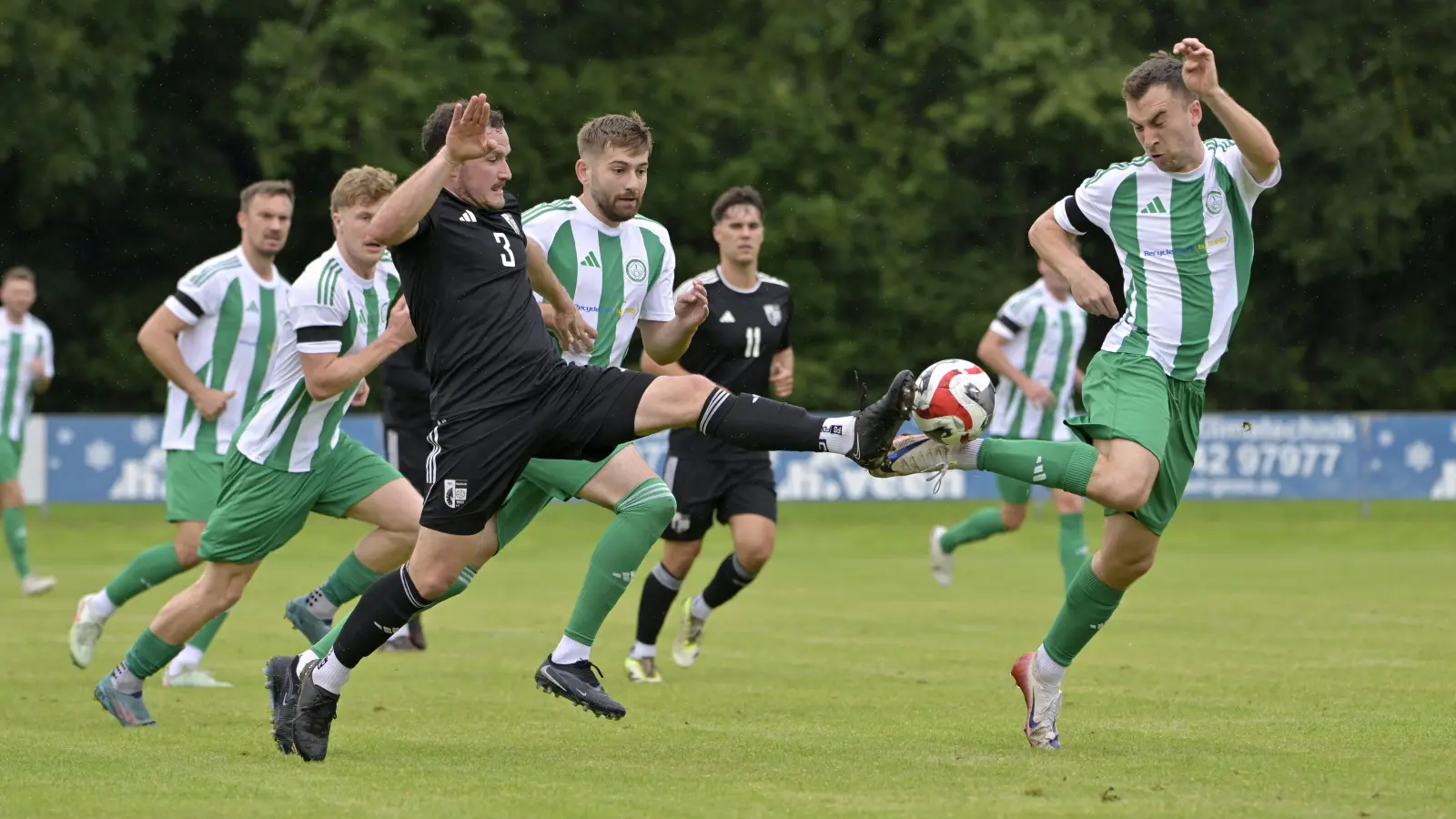 Fußkontakt: Der Uffenheimer Sebastian Zeller (rechts) und der Heidecker Christian Meier. (Foto: Martin Rügner)