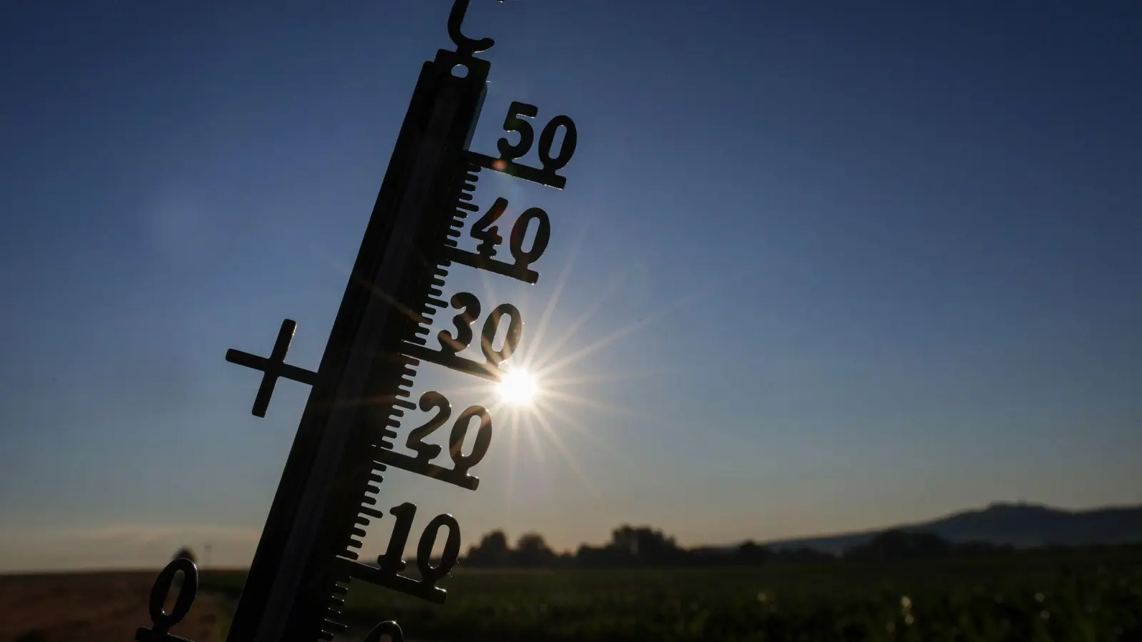 Hitze ist vor allem für ältere ein zunehmendes Gesundheitsrisiko (Archivbild) (Foto: Thomas Warnack/dpa)