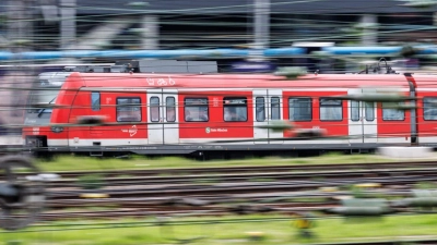 Eine S-Bahn fährt in den Münchner Hauptbahnhof ein. (Foto: Matthias Balk/dpa/Symbolbild)