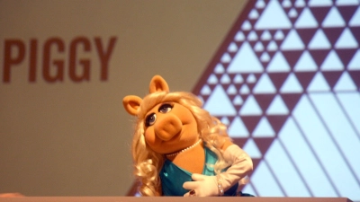 Zu den Streaming-Highlights im Februar gehört auch Miss Piggy, die natürlich beim Disney+-Special zum 50. Geburtstag der „Muppet Show“ dabei ist. (Archivbild) (Foto: picture alliance / dpa)