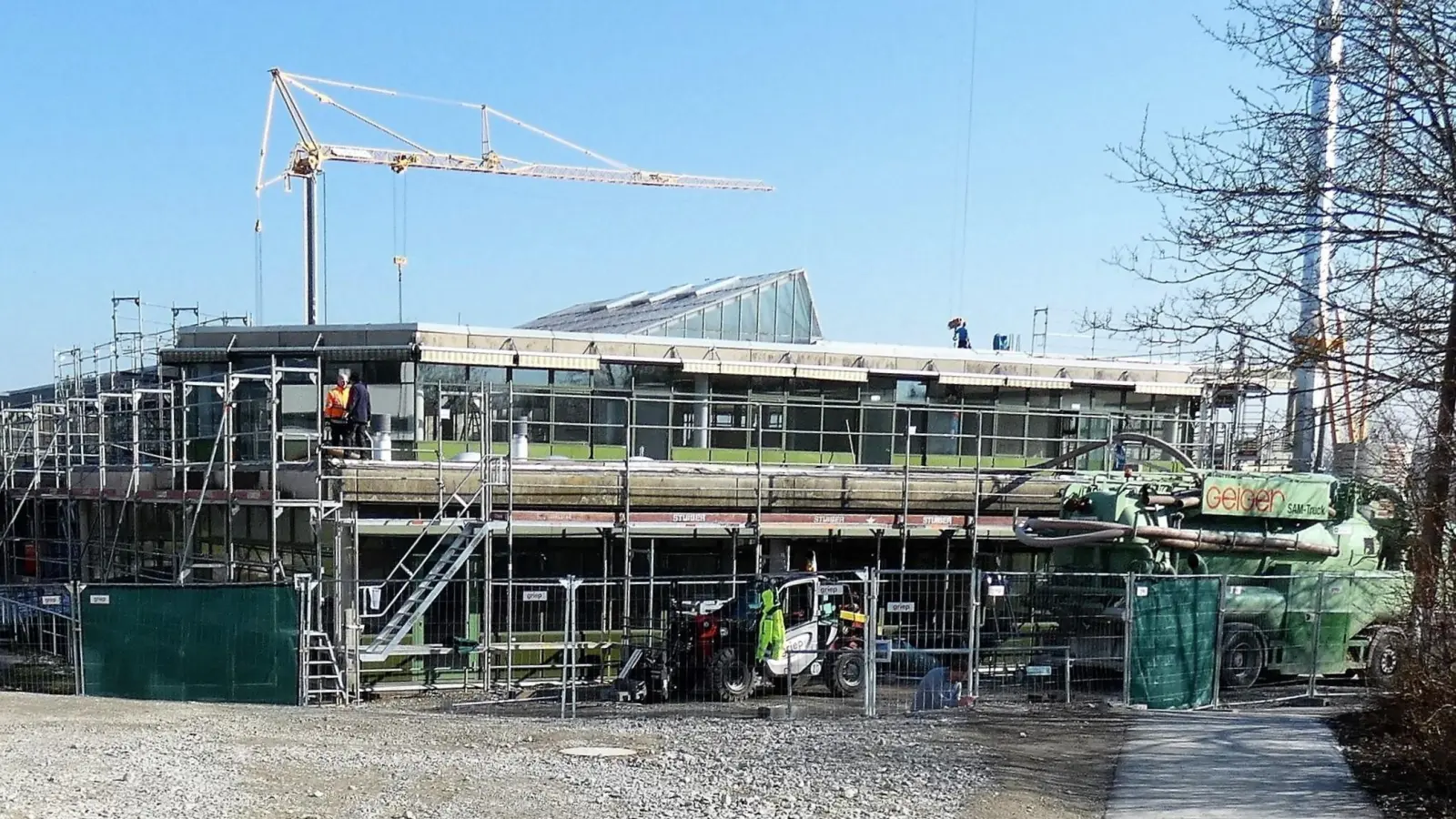 Erst im Sommer 2024 steht die Gestaltung der Außenanlagen des Schulkomplexes auf dem Plan. Darüber, was die Lösung alles beinhalten soll, wurde bereits jetzt in der Verbandssitzung diskutiert. (Foto: Karl-Heinz Gisbertz)