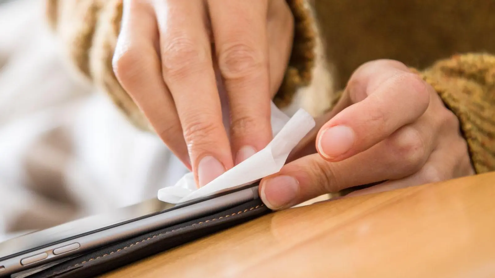 Ein weiches Tuch, vielleicht etwas Seifenwasser, mehr braucht es nicht. Scharfe oder alkoholhaltige Reinigungsmittel können im schlimmsten Fall die Displaybeschichtung angreifen. (Foto: Christin Klose/dpa-tmn)
