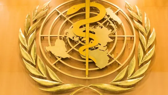 Das Logo der Weltgesundheitsorganisation (WHO) im europäischen Hauptquartier der Vereinten Nationen in Genf. (Foto: Peter Klaunzer/KEYSTONE/dpa)