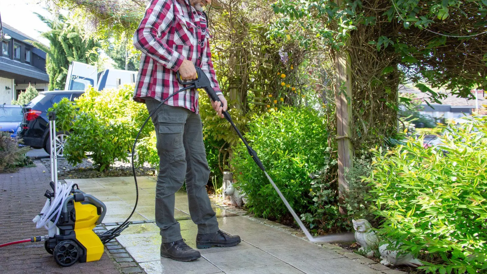 Die Zeitschrift „Selbst ist der Mann“ hat gemeinsam mit dem Tüv sieben Akku-Hochdruckreiniger zwischen 130 Euro und 1.580 Euro getestet.  (Foto: Claudio Kalex/Selbst ist der Mann/dpa-tmn)