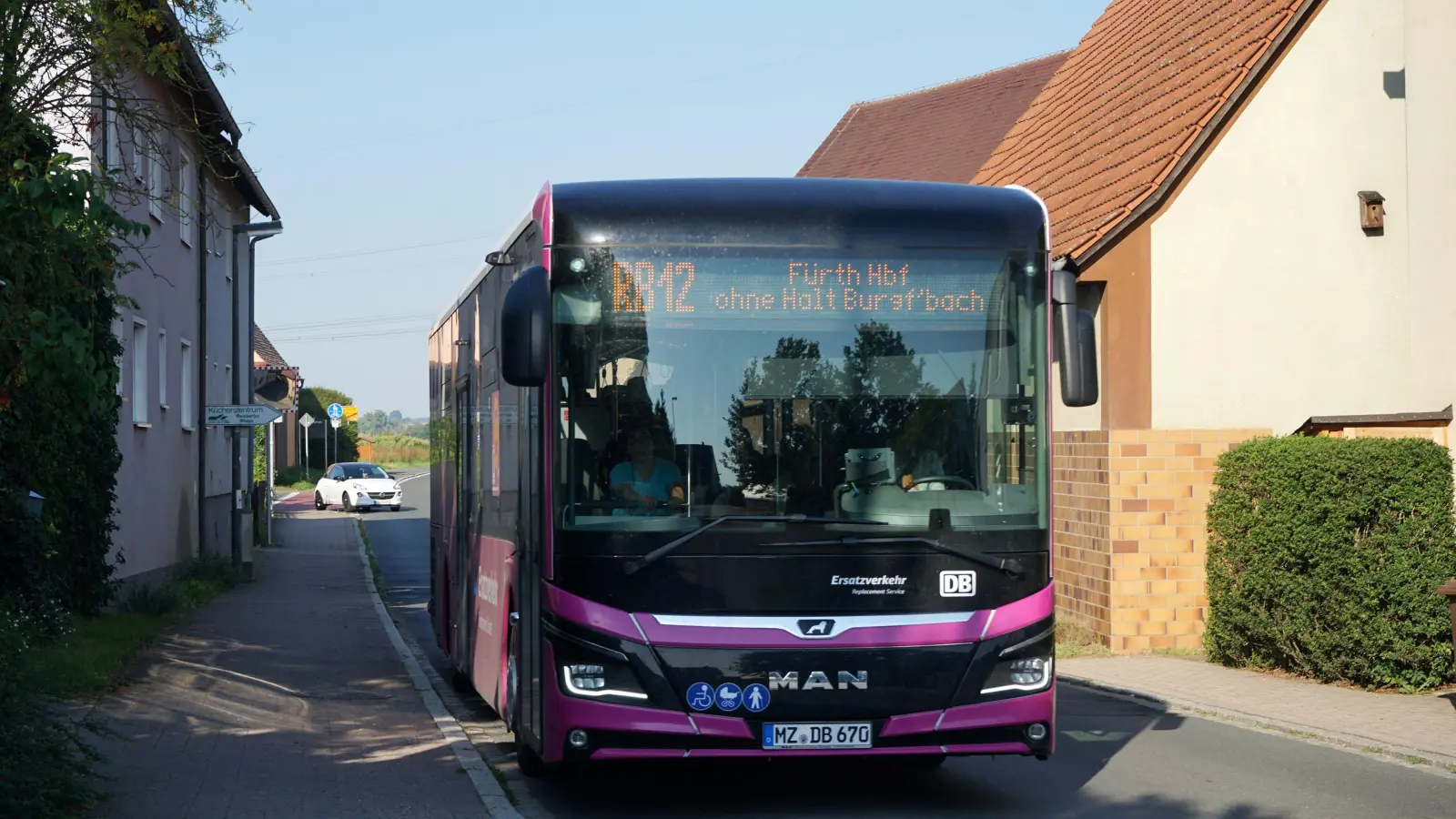 Der Busersatzverkehr für die Bahnstrecke Markt Erlbach–Fürth (RB12) läuft seit dem 6. August. Doch noch immer funktioniert er überhaupt nicht gut. (Foto: Heinz Wranschitz)