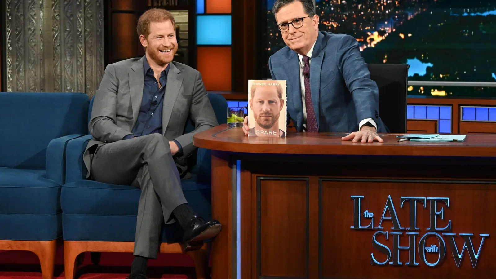 Prinz Harry (l) zu Gast bei Stephen Colbert in „The Late Show“. (Foto: Scott Kowalchyk/CBS/AP/dpa)