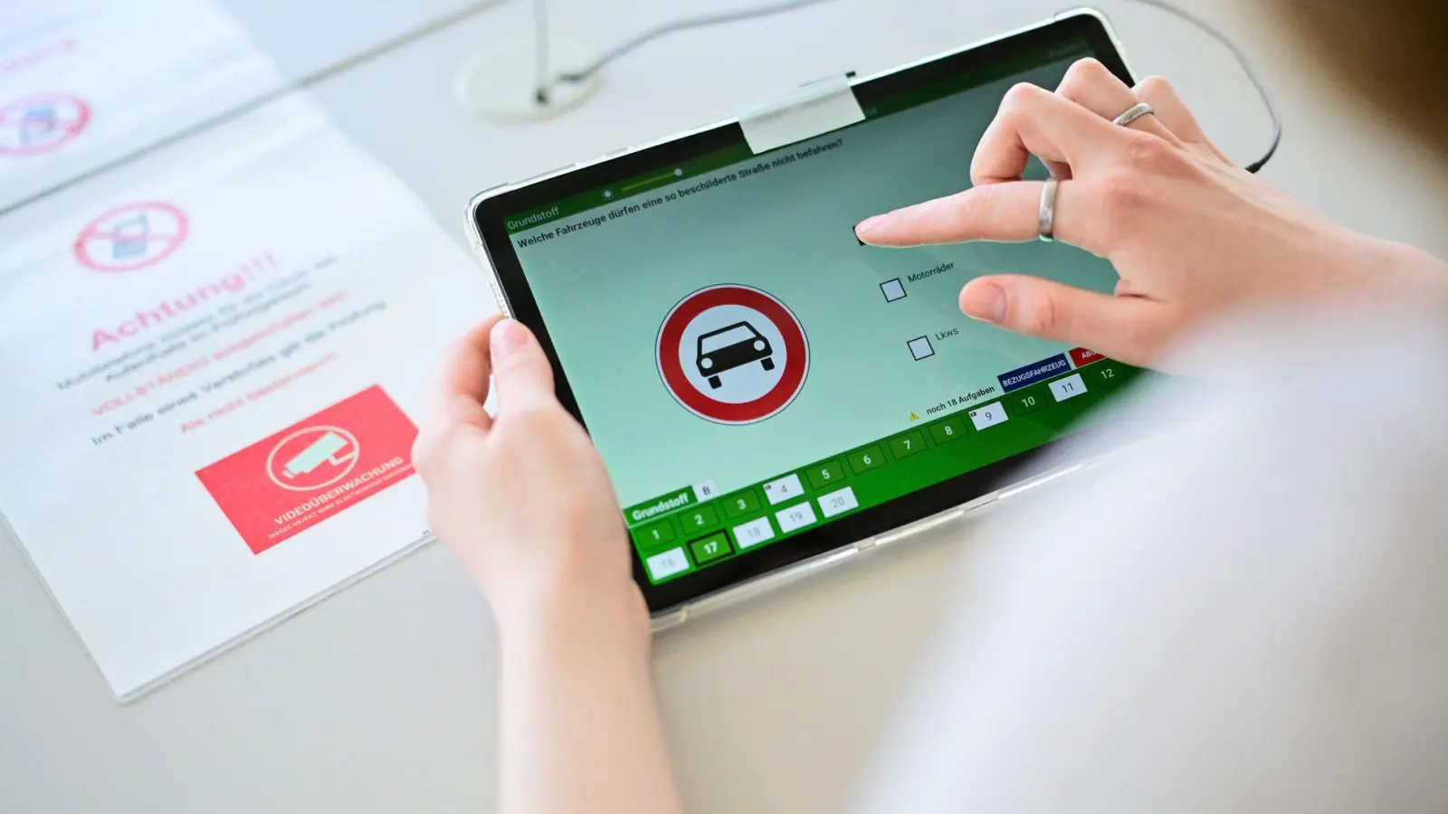 Die theoretische Prüfung ist eine Hürde auf dem Weg zum Führerschein. Eine Bande soll dabei in großem Umfang betrogen haben. (Symbolbild) (Foto: Sebastian Gollnow/dpa)