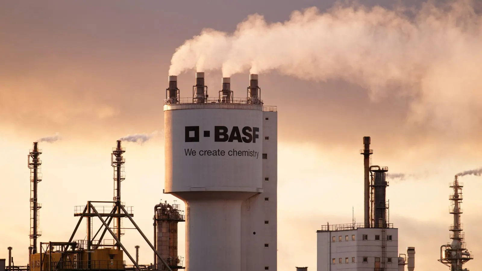 Die BASF betreibt in Ludwigshafen ein großes Chemie-Werk. (Foto:Archiv) (Foto: Uwe Anspach/dpa)