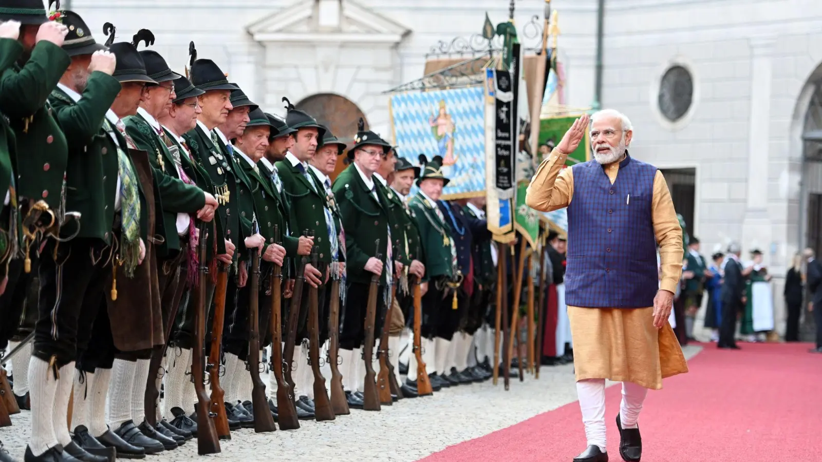Indiens Premierminister Narendra Modi kommt zu einem Empfang in die Residenz München, in die der bayerische Ministerpräsident Söder anlässlich des G7-Gipfels eingeladen hat. (Foto: Tobias Hase/dpa)